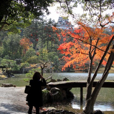 Hikone, Vue du donjon depuis un des jardins en automne 2