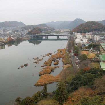 Château d'Inuyama (préfecture d'Aichi), Vue panoramique sur la ville depuis le donjon en automne 3