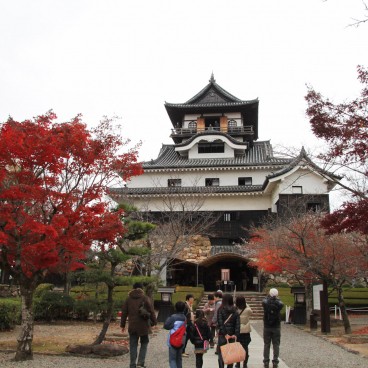 Château d'Inuyama (préfecture d'Aichi), Donjon du château en automne