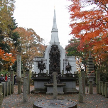 Mont Takao (Tokyo), Stupas et statues de divinités Tengu