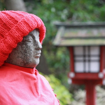 Mont Takao (Tokyo), Statuette de Jizo coiffée d'un bonnet rouge