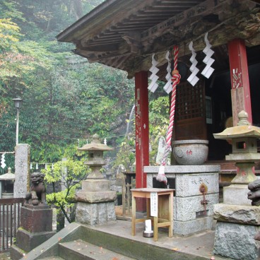 Mont Takao (Tokyo), Vue sur un pavillon de temple et la forêt