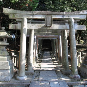 Tofuku-ji (Kyoto), Torii de pierre du sanctuaire Gosha Daimyojin dans l'enceinte du temple