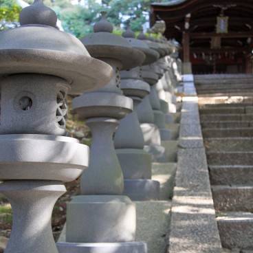 Tofuku-ji (Kyoto), Lanternes de pierre au bord d'un escalier