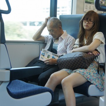 fille-dans-le-train-japonais