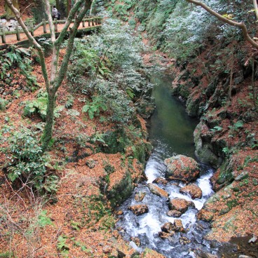 Parc de Minoh (Osaka), Rivière le long du chemin de randonnée en automne 2