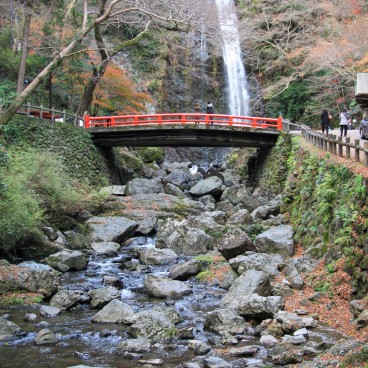 Parc de Minoh (Osaka), Cascade de Minoh et pont rouge en automne