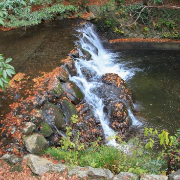 Parc de Minoh (Osaka), Rivière et petit barrage de pierre