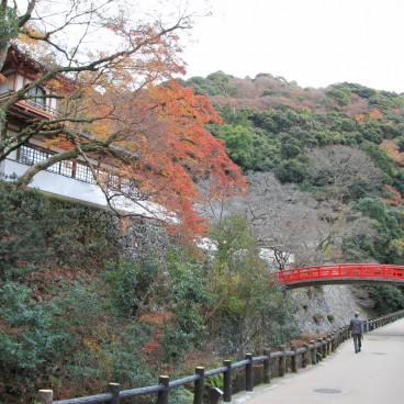 Parc de Minoh (Osaka), Chemin de randonnée et pont rouge en automne