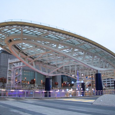 Sakae (Nagoya), centre commercial Oasis 21