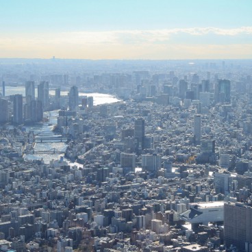 Tokyo SkyTree, Vue sur le quartier de Ryogoku et la rivière Arakawa