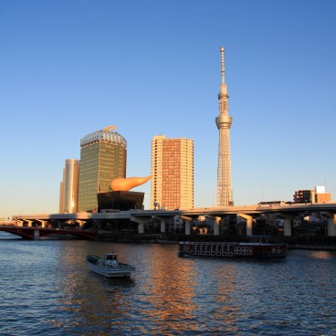 Tokyo SkyTree et l'Asahi Beer Hall vus de la rivière Sumida