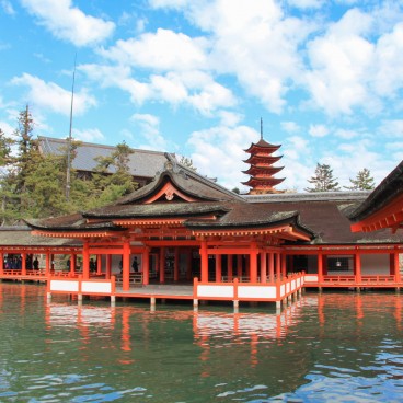 Itsukushima, vue du sanctuaire sur l'île de Miyajima