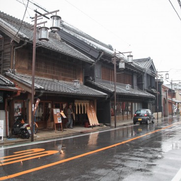 Kawagoe (Saitama), quartier des entrepôts traditionnels (Kurazukuri no Machinami) sous la pluie