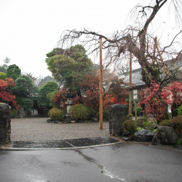 Kawagoe (Saitama), enceinte du temple Kita-in à l'automne sous la pluie