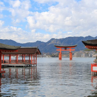 Itsukushima, vue sur les pavillons flottants et le Torii de Miyajima