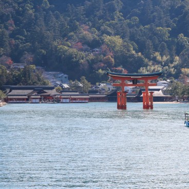 Itsukushima, vue sur le Torii flottant de Miyajima et le sanctuaire