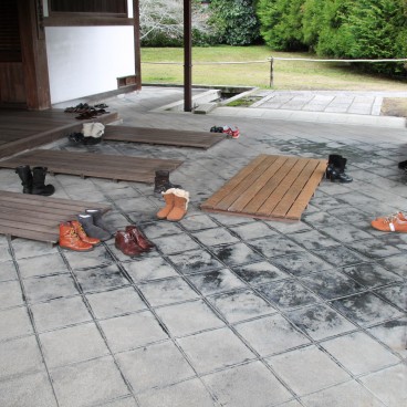 Saiho-ji (Kyoto), zone de déchaussement avant de rentrer dans le temple