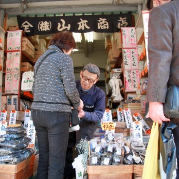 Marché aux poissons de Tsukiji, Stand de nourriture déshydratée au marché extérieur