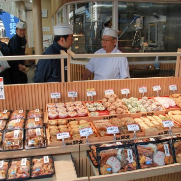 Marché aux poissons de Tsukiji, Stand de traiteur au marché extérieur