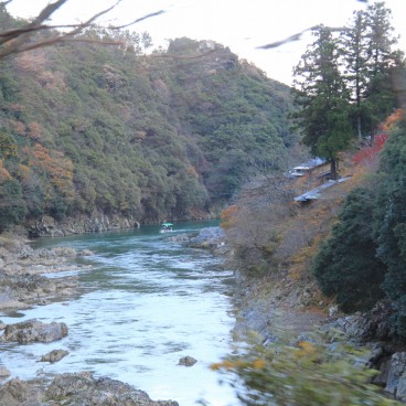 Train touristique Torokko Sagano (Kyoto), Vue sur la rivière Hozugawa et le bateau