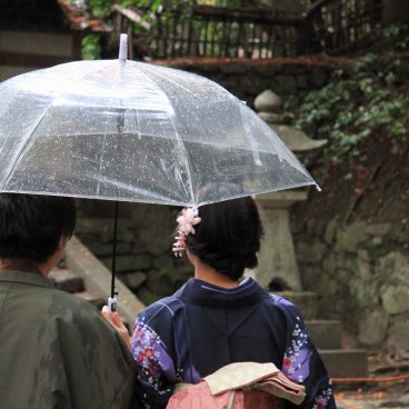 Kyoto, couple de Japonais en kimono sous un parapluie transparent