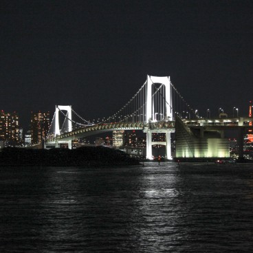 Croisière Himiko (Tokyo), vue nocturne sur le pont Rainbow Bridge