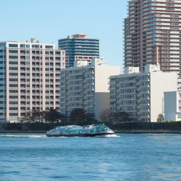 Croisière Himiko (Tokyo), vue de jour sur Tokyo et le bateau depuis le bord de la rivière Sumida