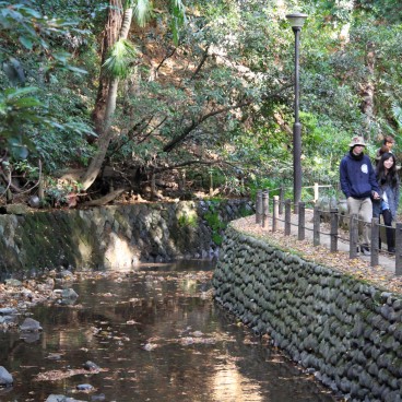 Vallée Todoroki (Tokyo), sentier pédestre au bord de l'eau 2