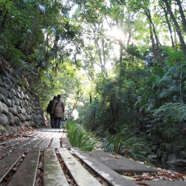 Vallée Todoroki (Tokyo), sentier pédestre au bord de l'eau 10