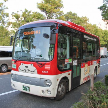 Bus Hachiko dans l'arrondissement de Shibuya à Tokyo
