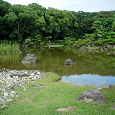 Keitaku-en (Osaka), Etang et plage de galets du jardin japonais