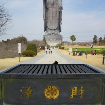 Grand Bouddha Ushiku Daibutsu à Ushiku (Ibaraki), Tronc à offrandes
