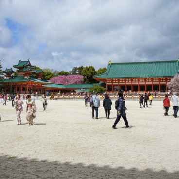Heian-jingu (Kyoto), esplanade devant l'entrée du sanctuaire