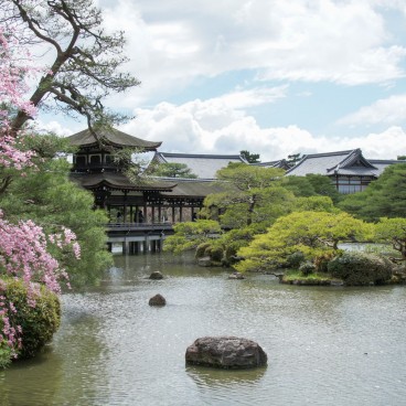 Heian-jingu (Kyoto), vue sur le jardin et les pavillons du sanctuaire au printemps