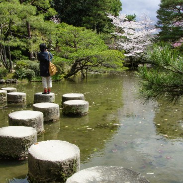 Heian-jingu (Kyoto), chemin de pierre pas à pas sur le plan d'eau