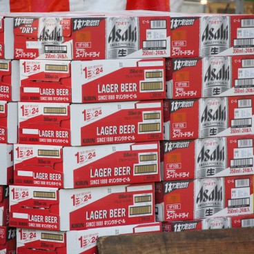 Parc Kema Sakuranomiya à Osaka, Stock de bières d'un stand de street food