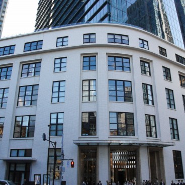 Kitte Marunouchi, Ancienne façade de la Poste centrale de Tokyo au pied de Japan Post Tower