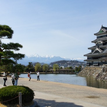Matsumoto, vue sur château et les Alpes Japonaises
