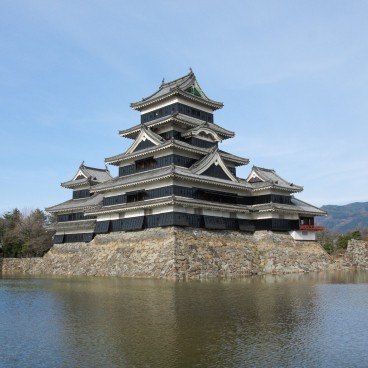 Matsumoto, vue sur le donjon noir et les douves du château