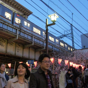  Naka Meguro-gawa à Shibuya (Tokyo), Visiteurs débarquant de la gare à la nuit tombée