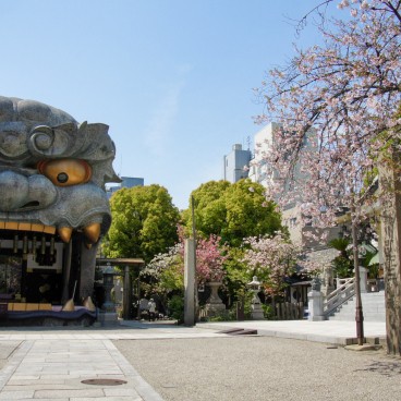 Namba Yasaka-jinja (Osaka), Pavillon en tête de lion Ema-den et cerisiers en fleur au printemps