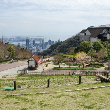 Nunobiki (Kobe), vue sur le jardin et la ville de Kobe en toile de fond