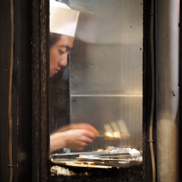 Omoide Yokocho (Tokyo), cuisinier de brochettes Yakitori