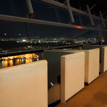 Cosmo Tower (Osaka), Fauteuils installés dans l'observatoire