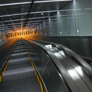 Cosmo Tower (Osaka), Escalator pour accéder à l'observatoire