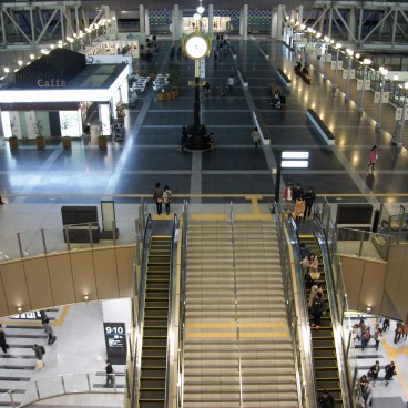 Station City (Osaka), Vue sur la place Toki no hiroba