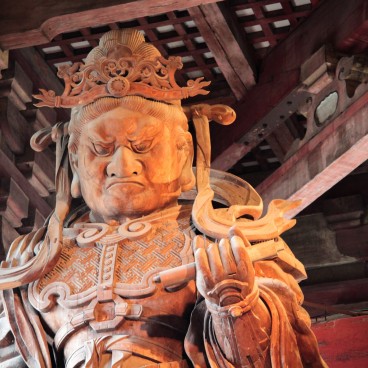 Todai-ji (Nara), Statue de Komoku-ten, gardien céleste de l'Ouest