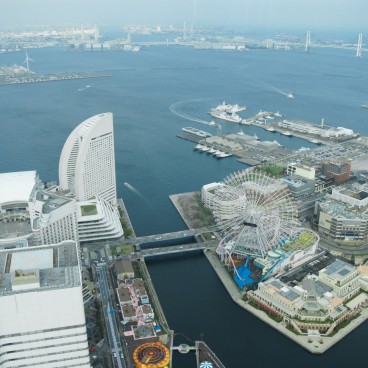 Yokohama (Kanto), vue sur Minato Mirai et Cosmo World depuis Landmark Tower