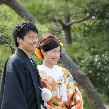 Jeune couple en kimono de mariage au jardin Sankei-en à Yokohama
